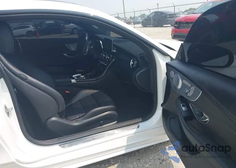 2017 Mercedes-Benz C 300 4Matic z USA, uszkodzony, nr VIN WDDWJ4KB8HF422089